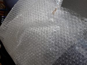 Überflüssige Plastikfolie beim Paketversand 